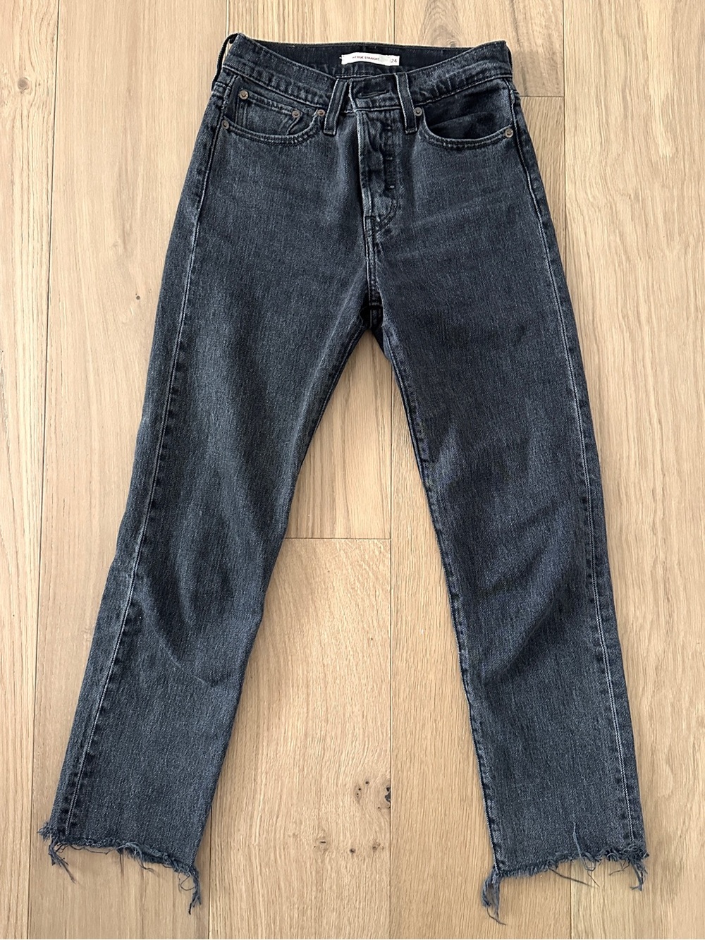Levi’s Wedgie Straight Ankle Crop Jean in Washed Black in size 24